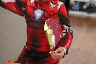 filhos + doentes + carnaval + máscaras + homem de ferro carnaval