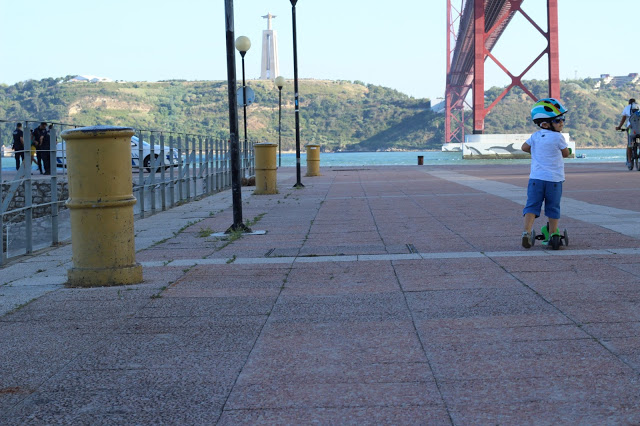 férias em família + sobreviver às férias com filhos + sobreviver às birras + passeios + trotinete + mãe e filho + docas +lisboa