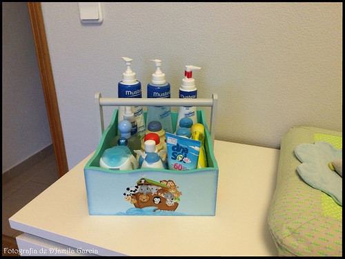Fraldário, cesta, caixinha cúbica e régua de crescimento 