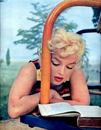Marilyn-Monroe-1954-by-Eve-Arnold-reading-series.j