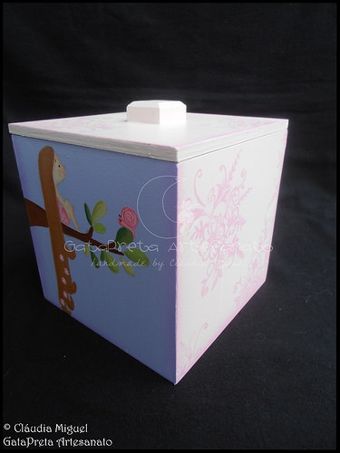 Fraldário, cesta, caixa cúbica, moldura e placa de porta 