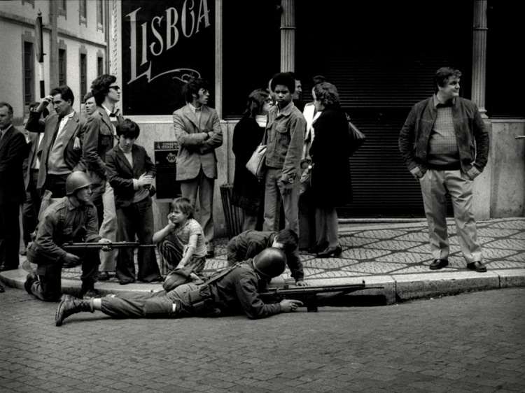 fotos-de-alfredo-cunha-o-dia-25-de-abril-de-1974.j
