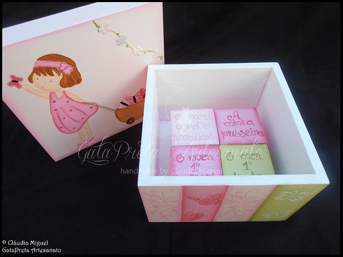 Fraldário, cesta, caixa de recordações de bebé e caixa para ganchinhos 