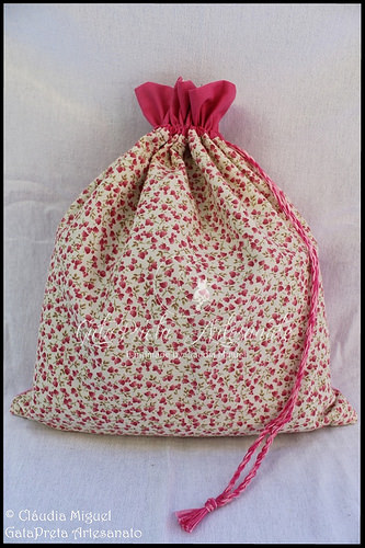 Taleigo para roupa suja do bebé e vasinho 