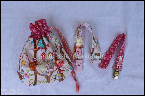 Bolsa para fraldas, babete e prendedores de chupetas 