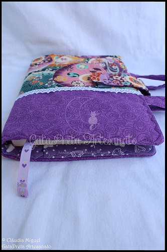 Capa de livros com pegas 