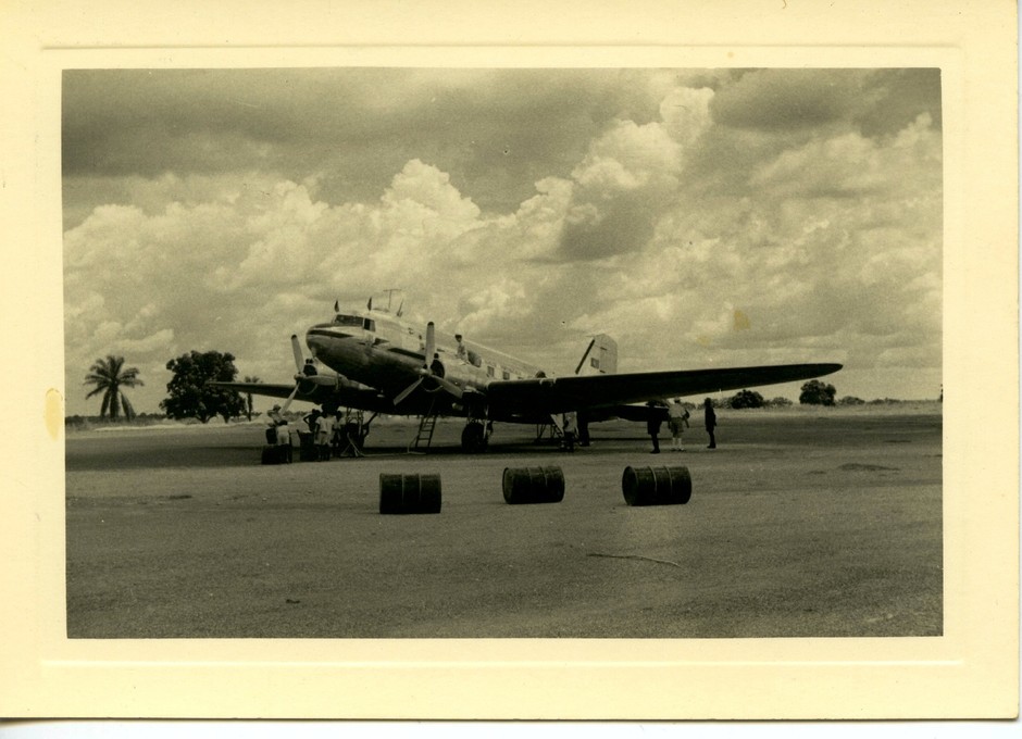 Reabastecimento de DC-3, Libreville, 1950 (Esp. Cte. Amado da Cunha, col. Ant.º Fernandes)